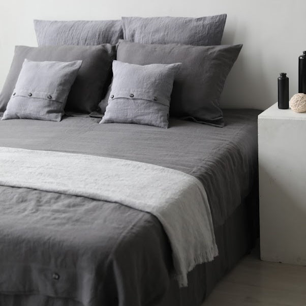 Bed linen set with throw pillows