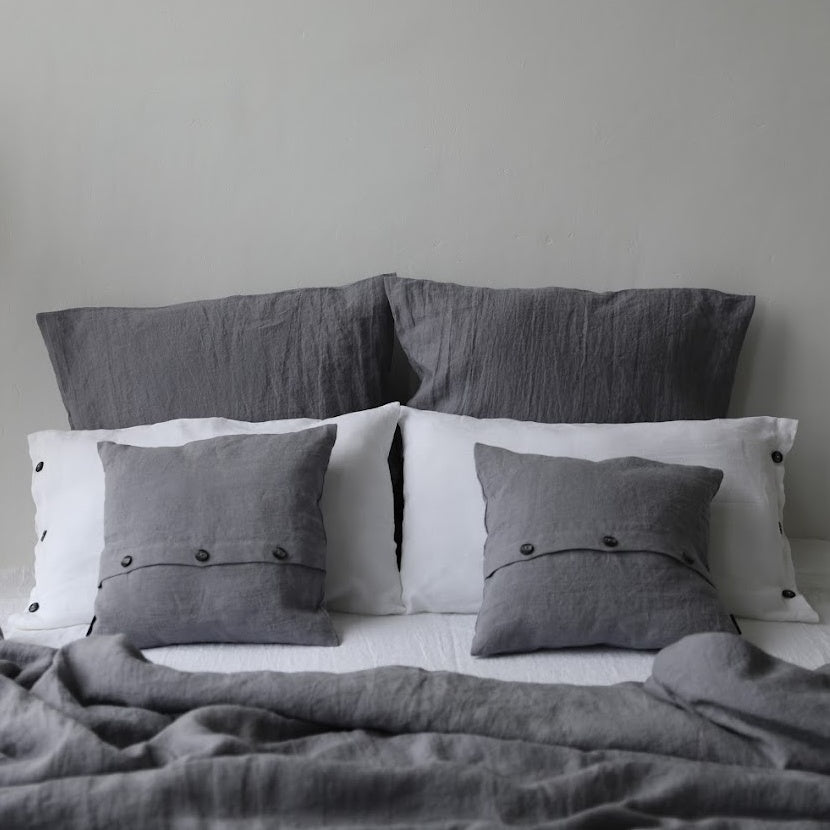 Bed linen set with throw pillows