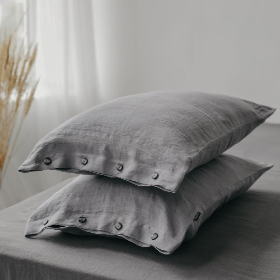 Linen pillowcase with buttons